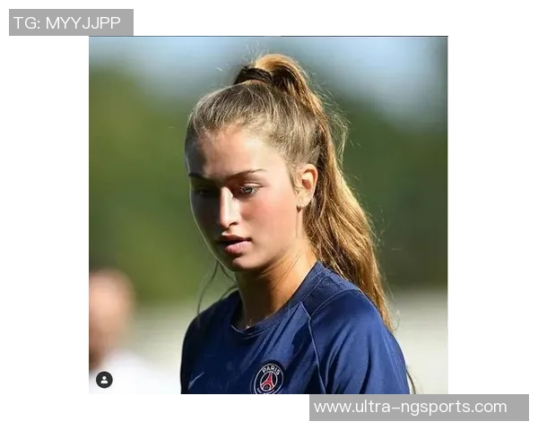 足球尤物的演员如何在绿茵场上展现魅力与才华的完美结合